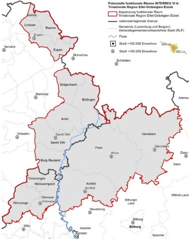 Karte des funktionalen Raumes der Trinationalen Region Eifel–Ostbelgien–Éislek mit rot umrissener Gebietsabgrenzung, nationalen Grenzen, Gemeinden in Belgien, Luxemburg und Rheinland‑Pfalz sowie markierten Städten und Flussverläufen