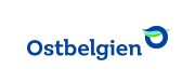 Logo von Ostbelgien mit dem Wort ‚Ostbelgien‘ in blauer Schrift und einem runden grafischen Symbol in Blau, Grün und Weiß.